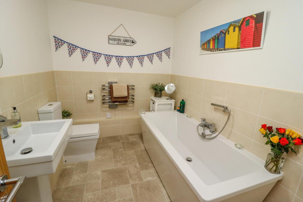 Apartamento Above & Beyond Whitby Exterior foto