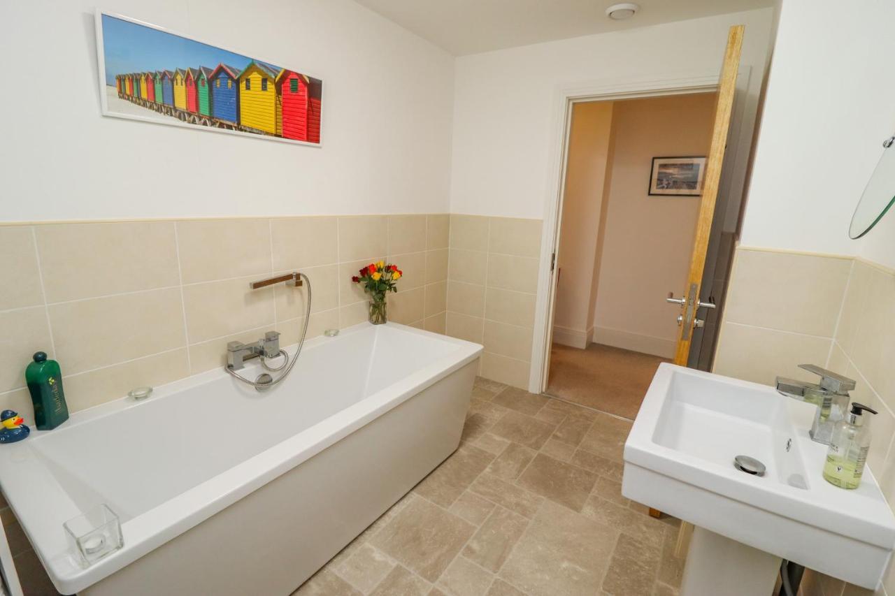 Apartamento Above & Beyond Whitby Exterior foto